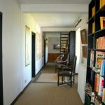 Couloir-bibliothèque pour accéder aux chambres